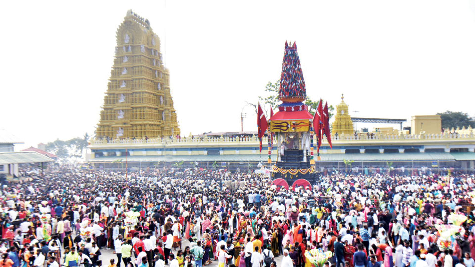 https://www.salarnews.in/public/uploads/images/newsimages/maannewsimage06102025_225631_Rathotsava Chamundi Hill.jpg